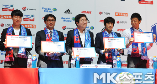 왼쪽부터. 수원FC 주장 이승현은 3-2, 조덕제 감독은 2-1, 염태영 시장은 2-2, 서정원 감독과 염기훈은 3-1을 예상 스코어로 적었다. 사진(수원)=김재현 기자