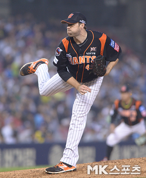 6일 잠실구장에서 열린 "2016 프로야구 KBO 리그" 롯데 자이언츠와 두산 베어스의 경기에서 롯데 선발 린드블럼이 투구하고 있다. 사진=천정환 기자