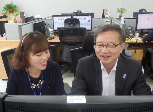 권오훈 하나생명 사장(왼쪽)이 대전 고객지원센터에서 일일 고객상담사로 민원을 상담하고 있다.<br />