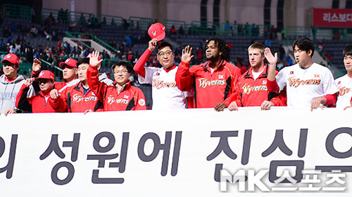 8일 인천SK행복드림구장에서 열린 "2016 KBO리그" 삼성 라이온즈와 SK 와이번스 경기에서 SK가 7-6 승리를 거뒀다. 최종전에서 승리거둔 SK 김용희 감독과 선수들이 팬들...