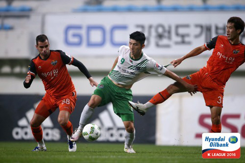 사진 맨 왼쪽이 강원FC의 세르징요. 사진=한국프로축구연맹