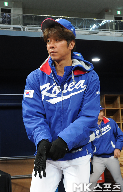 오키나와 전지훈련을 마친 WBC 대표팀이 24일 오후 고척돔에서 첫 훈련을 시작했다. 임창용이 그라운드로 들어서고 있다. 사진=김재현 기자