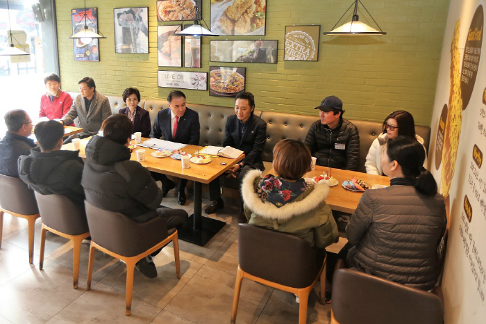 윤홍근 BBQ 회장이 지난달 27일 개최된 군산지역 BBQ 패밀리 간담회에 참석해 가맹점주들과 소통했다.