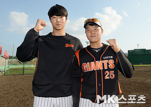 26일 일본 오키나와 구시카와 야구장에서 열린 SK 와이번스와 롯데 자이언츠의 연습 경기에서 롯데가 11-4로 승리했다. 롯데 윤성빈, 한동희가 경기를 끝내고 포즈를 취하고 있다....