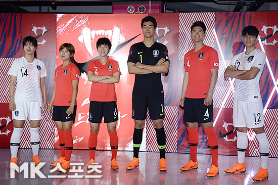 대한민국 축구대표팀 새 유니폼을 입은 최유리, 전가을, 임선주, 송범근, 이상민, 조유민(왼쪽부터). 사진(서울 을지로)=김영구 기자