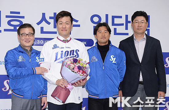지난 2017년 11월 30일 열린 강민호(왼쪽에서 두 번째)의 삼성 라이온즈 입단식. 사진=김영구 기자