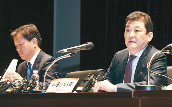 금호타이어 인수 우선협상자인 중국 타이어업체 더블스타의 차이융썬 회장(오른쪽)과 이대현 KDB산업은행 수석부행장이 22일 서울 산업은행에서 열린 `금호타이어 인수 추진 건에 관한 ...