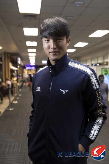 김동준이 성남 전지훈련지에서 국가대표팀 소집에 응하기 위해 출국하는 모습. 사진=한국프로축구연맹 제공