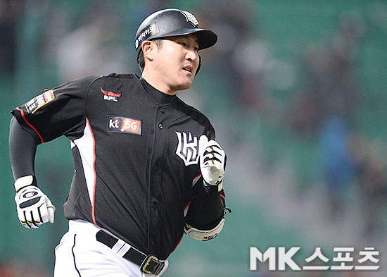 유한준이 공수에서 활약하며 베테랑 면모를 보였다. 사진=김영구 기자