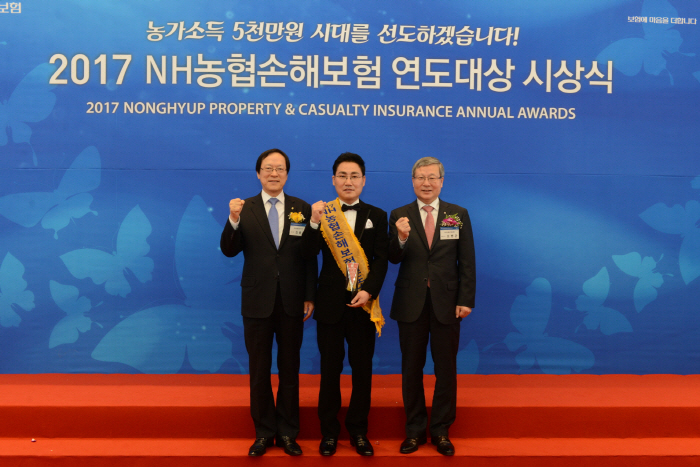 NH농협손해보험은 12일 '2017 연도대상 시상식'을 개최했다. 김용환 NH농협금융지주 회장(사진 왼쪽)과 오병관 NH농협손해보험 대표이사(사진 오른쪽)가 대상 수상자인 충북 보...