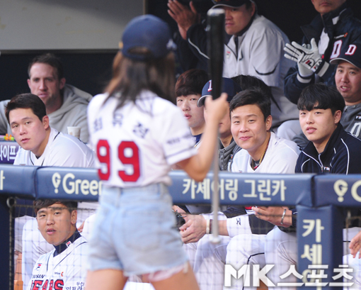 두산 선수들의 시선을 싹쓸이하는 최유정.