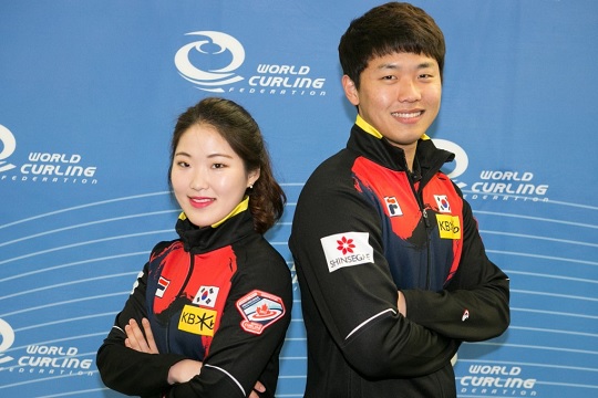 컬링 믹스더블의 장헤지(왼쪽)-이기정(오른쪽). 사진=WCF 공식 홈페이지