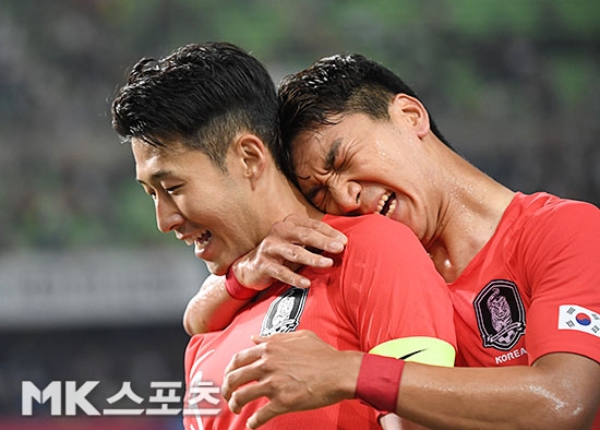 정우영이 손흥민 온두라스전 득점 후 함께 기뻐하는 모습. 사진=김영구 기자