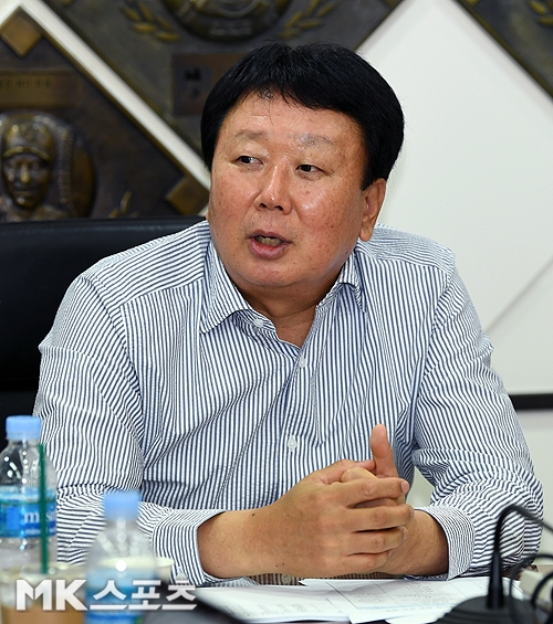 11일 오후 서울 강남구 한국야구위원회에서 선동열 감독이 이끄는 2018 자카르타-팔렘방 아시안게임 야구대표팀 최종엔트리가 발표된다. 이날 회의에는 선동열 감독을 비롯해 이강철, ...