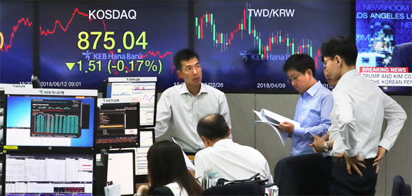 미·북정상회담이 열린 12일 코스피와 코스닥지수는 각각 전 거래일에 비해 0.05%, 0.17% 하락하며 마감했다. KEB하나은행 딜링룸의 전광판 앞에서 관계자들이 대화를 나누고 ...