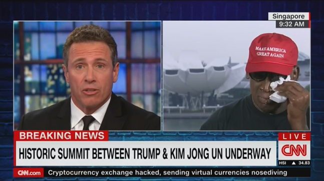 데니스 로드맨이 북미정상회담 개최국 싱가포르에서 진행된 CNN과의 생방송 인터뷰 도중 눈물을 흘리는 모습. 로드맨은 5차례 방북하여 북한 김정은 국무위원장과 만난 사이다. 사진=C...