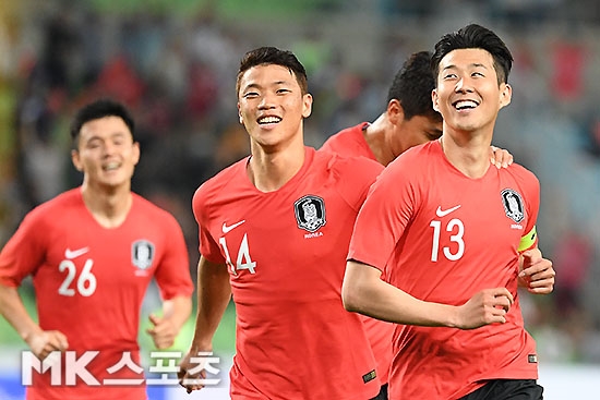 한국 세네갈전 패배에도 러시아월드컵 16강 목표가 허무맹랑하진 않다는 ‘유로스포르트’ 이탈리아판 보도가 나왔다. 손흥민이 온두라스와의 평가전 득점 후 황희찬과 기뻐하는 모습. 사진...