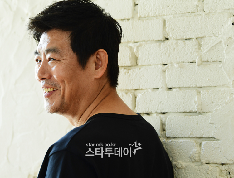 `탐정2`로 돌아온 성동일은 함께한 후배들에게 각별한 애정과 고마움을 드러냈다. 사진 I 강영국 기자