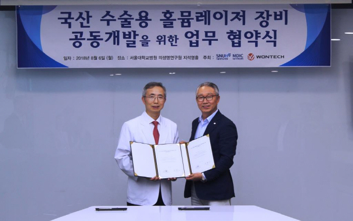 김종원 원텍 회장(오른쪽)과 오승준 서울대병원 교수(의료기기혁신센터장)가 업무협약식을 맺고 국산 의료기기 개발에 적극 나서기로 했다.