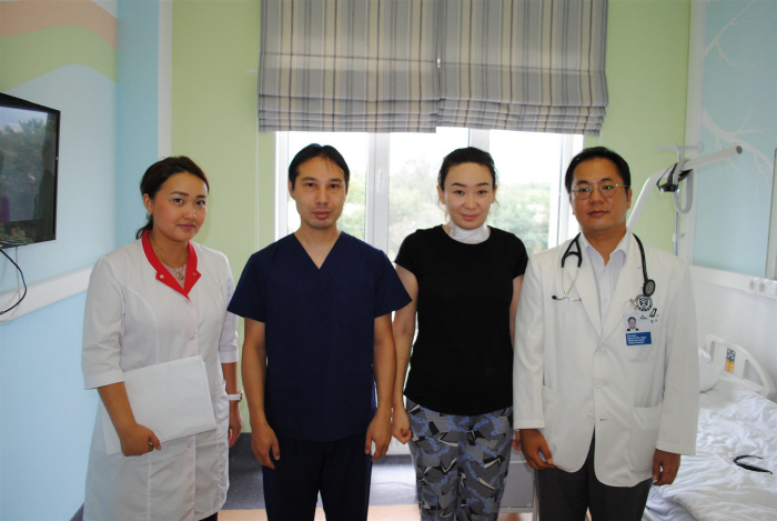 수술 후 병실에서 인디라 씨(우측 두 번째)가 주치의 김법우 교수(우측 첫 번째) 및 현지 의료진과 기념 촬영을 하고 있다.