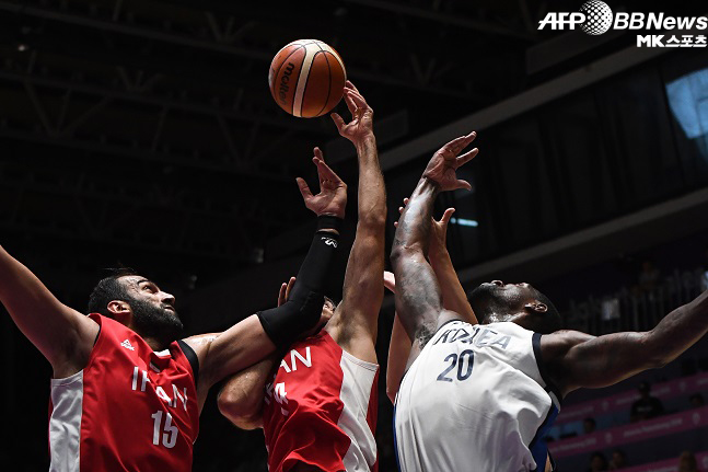 2018아시안게임 남자농구 준결승전 라건아(오른쪽)가 NBA 출신 이란 센터 하메드 하다디(왼쪽)와 공중볼을 다투는 모습. 사진(인도네시아 자카르타)=AFPBBNews=News1