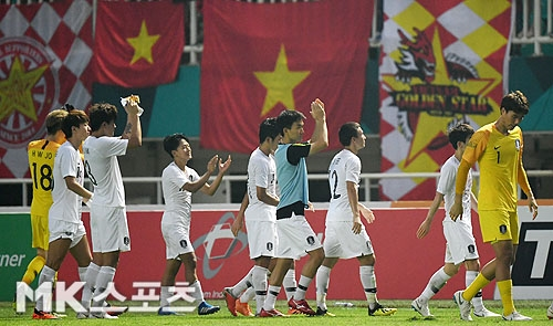 한국-베트남 2018아시안게임 남자축구 준결승전 승리 후 대한민국 선수단이 응원단에 감사를 표하는 모습. 사진(인도네시아 치비농)=천정환 기자