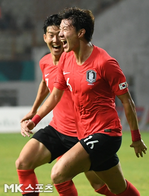 한국-일본 축구 2018아시안게임 남자부 결승은 23세 이하 대회로 개편된 후 양국의 첫 메달쟁탈전이다. 손흥민과 황의조가 이란과의 16강전 한국 득점 후 기뻐하는 모습. 사진(인...