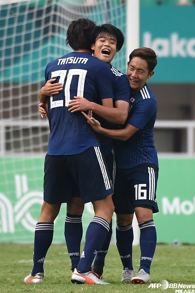 한국-일본 축구 대결이 23세 이하 아시안게임 메달을 놓고 펼쳐지는 것은 이번이 처음이다. 일본 득점 1위 이와사키 유토가 사우디아라비아와의 8강전에서 골을 넣고 동료와 기뻐하는 ...