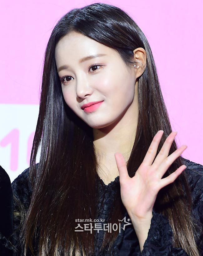 포토] 모모랜드 연우, 손인사도 연약하게 - MBN