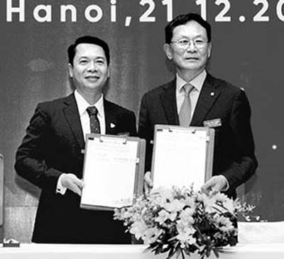 이철영 현대해상 부회장(오른쪽)과 레뜨언쭝 VBI 대표이사가 지난 21일 베트남 하노이 JW메리어트 호텔에서 열린 지분 인수 서명식에서 기념촬영을 하고 있다. [사진 제공 = 현...