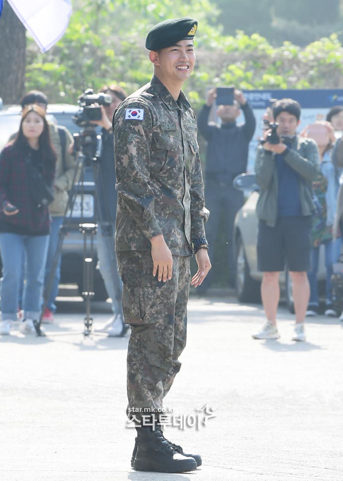 [포토] 옥택연, 밝은 미소로 전역신고