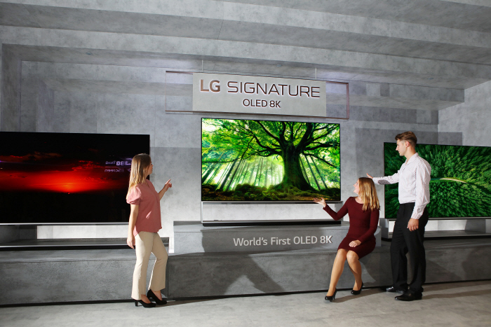 6일부터 11일까지 IFA 2019 전시회가 열리는 독일 베를린에서 모델들이 8K 해상도와 세계 최대 88인치를 모두 갖춘 'LG 시그니처 올레드 8K' 제품을 소개하고 있다. [...