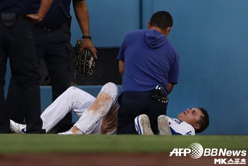 수비 도중 펜스에 충돌했지만, 큰 부상은 면했다. 사진(美 로스앤젤레스)=ⓒAFPBBNews = News1