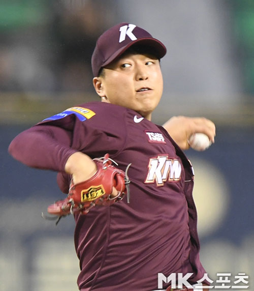 이승호는 3일 잠실 두산전에서 선발등판해 6이닝 무실점으로 호투해 시즌 7승째를 거뒀다. 이승호가 최근 가파른 상승세를 보이던 두산을 잡는 데 앞장서며 키움도 2위 경쟁에 다시 뛰...