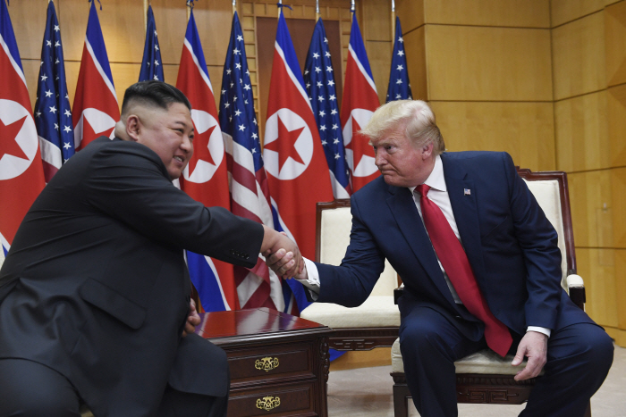 판문점 자유의 집에서 악수하는 북미 정상<br />
<br />
<br />
<br />
(판문점 AP=연합뉴스) 30일 오후 도널드 트럼프 미국 대통령(오른쪽)과 김정은 북한 국무위원장이 판문점 자유의 집에...