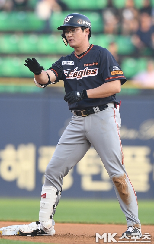 이성열은 한화 이글스와 2년 최대 14억원에 계약했다. 2020년과 2021년 활약 여부에 따라 2022년에도 뛸 기회를 얻을 수 있다. 새 시즌을 준비하는 그에게 강한 동기부여가...