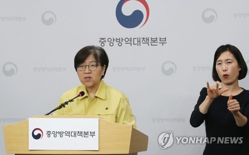 정은경 중앙방역대책본부장(질병관리본부장)이 6일 오후 충북 청주시 질병관리본부에서 코로나19 국내 발생현황 및 확진환자 중간조사 결과 등 정례브리핑을 하고 있다. [사진 출처 = ...