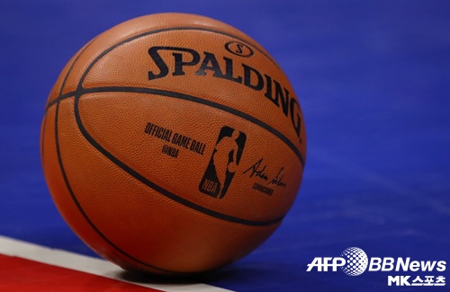 NBA 유타 라커룸을 촬영한 카메라맨이 코로나19 투병 중 혼수상태에 빠졌다. 사진=AFPBBNews=News1