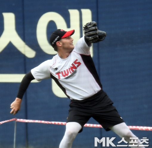 지난달 31일 오후 잠실야구장에서 벌어질 2020 프로야구 한화 이글스와 LG 트윈스의 경기에서 LG 윌슨이 경기 전 외야에서 훈련구로 피칭 연습을 하고 있다. 사진=김재현 기자