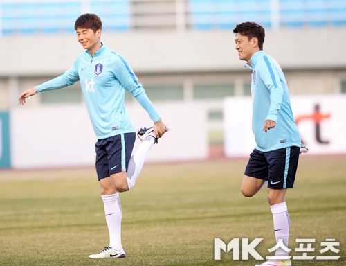 이청용 (오른쪽)은 2020 년 K 리그 1 차전 18 라운드 경기를 앞두고 기성용 (왼쪽)과 변함없는 우정을 드러내며 한국 프로 축구 첫 대결로 이어질 수있다.  사진 = 엠케이 스포츠 DB