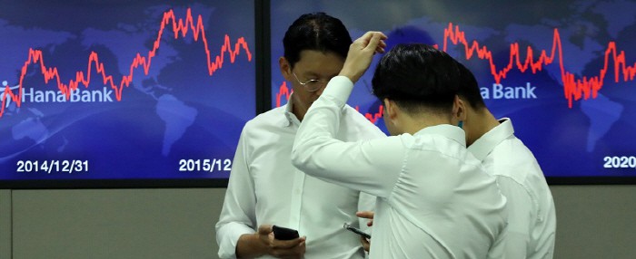 29일 오전 명동 하나은행 본점 딜링룸 모습. [사진 제공 = 연합뉴스]