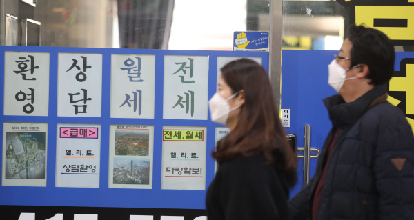 1일 KB국민은행 월간주택동향에 따르면 전세수급지수는 통계 작성 이후 최고치를 기록했다. 전세수급지수가 높을수록 전세 물건이 부족하다는 뜻으로 전세 물건을 찾아 나서는 이들은 발만...