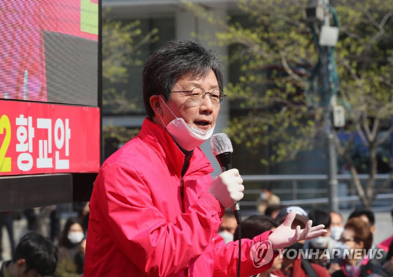 미래통합당 유승민 의원이 휴일인 4월 12일 서울 종로구 청계광장에서 열린 `4·15총선 대국민 호소 유세`에서 지지를 호소하고 있다. [사진출처=연합뉴스]