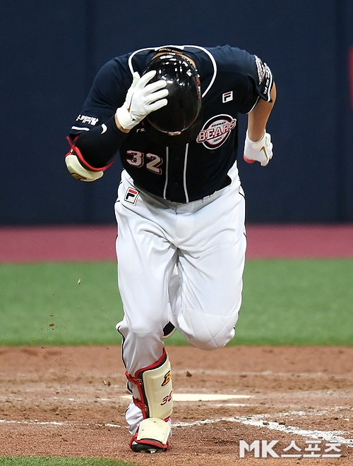 고개 숙인 4번타자. 김재환은 23일 현재 한국시리즈 타율 0.050을 기록하고 있다. 타점은 0개. 사진(서울 고척)=천정환 기자