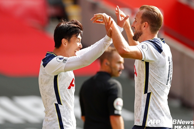 손흥민(왼쪽)과 해리 케인이 EPL 역대 최초로 한 경기에서 4골과 4도움을 동시에 달성하는 등 최고의 호흡을 보여주고 있다. 사진=AFPBBNews=News1