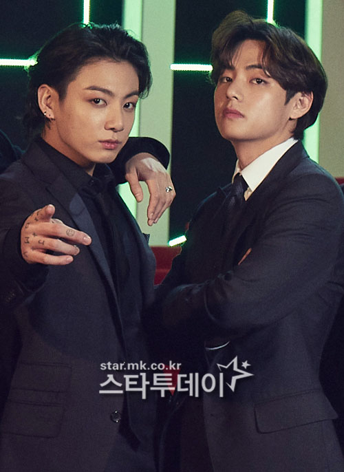 포토]정국-뷔, 강렬한 눈빛 - MBN