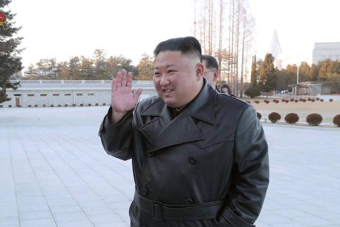 당대회 준비한 출판 근로자들 격려하는 김정은 [사진 = 연합뉴스]