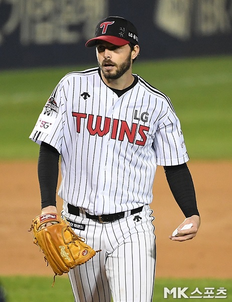 LG 트윈스 외국인 투수 앤드류 수아레즈가 4일 서울 잠실야구장에서 열린 2021 KBO 포스트시즌 준플레이오프 1차전 두산 베어스와의 경기에서 3회초 실점 후 아쉬워하고 있다. ...