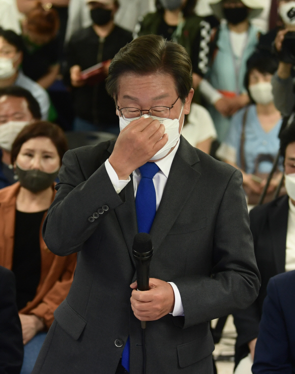 인천 계양을 국회의원 보궐선거에서 당선이 확실시 된 이재명 더불어민주당 후보가 2일 새벽 인천 계양구 경명대로 캠프사무실을 찾아 당선 인사에 앞서 마스크를 고쳐쓰고 있다. [박형기...