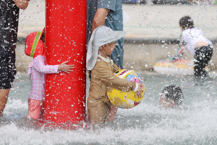 더위가 이어지는 24일 오후 서울 구로구 안양천 물놀이장에서 시민들이 물놀이를 즐기고 있다. [사진 제공 = 연합뉴스]
